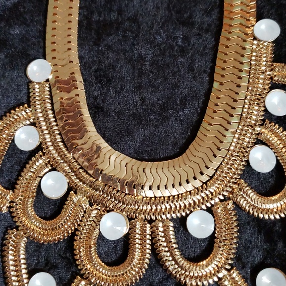 NWT Gorgeous Statement necklace. Bronze gold - Picture 3 of 7